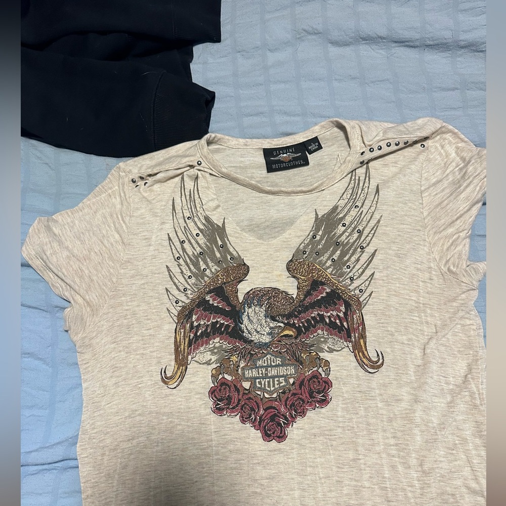 Women’s keyhole tee